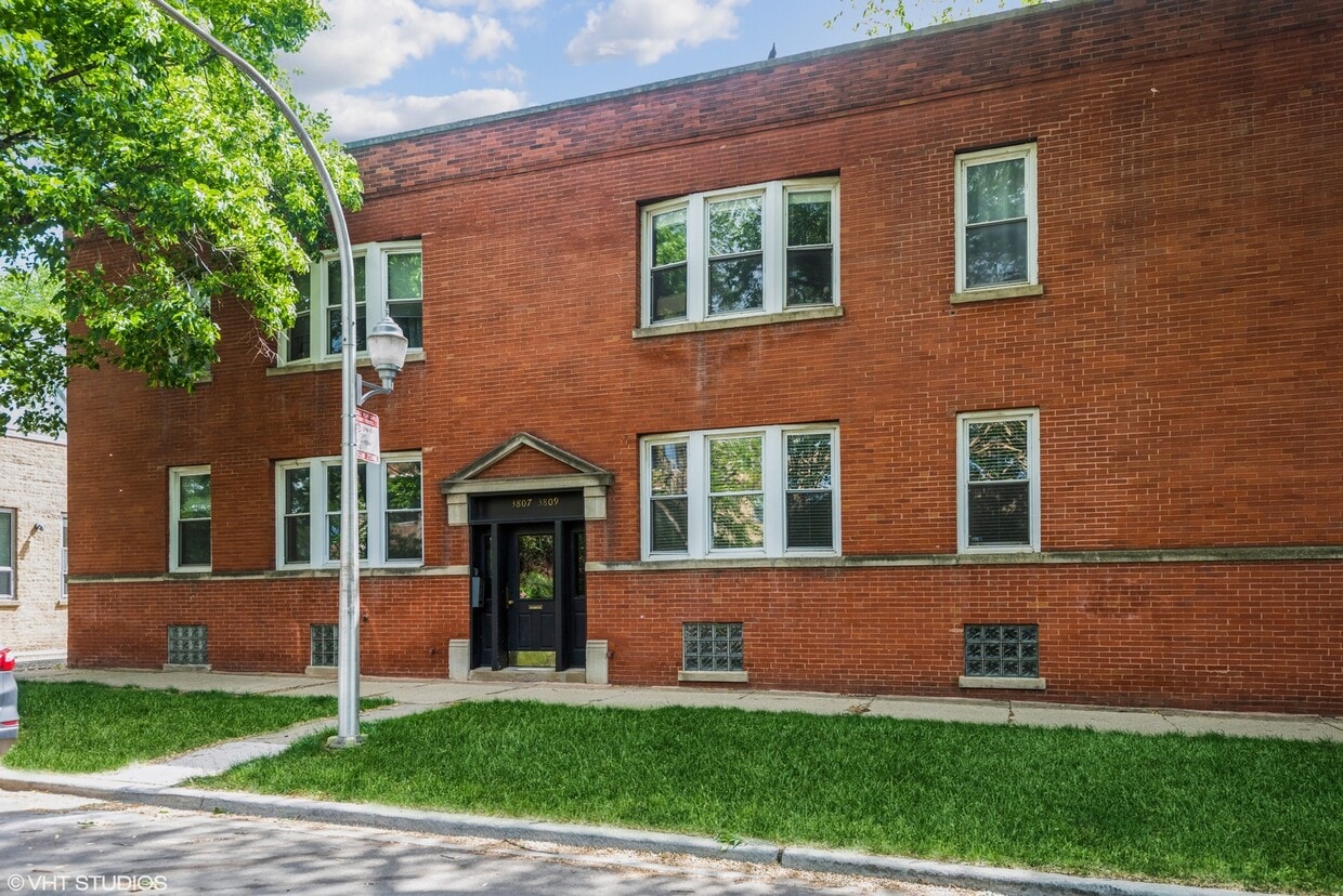 Primary Photo - 3807 N Ravenswood Ave