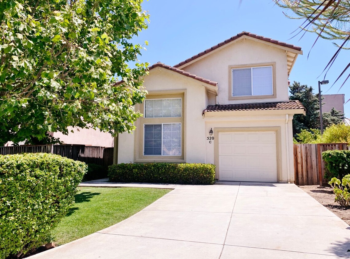 Primary Photo - 520 Las Palmas Dr