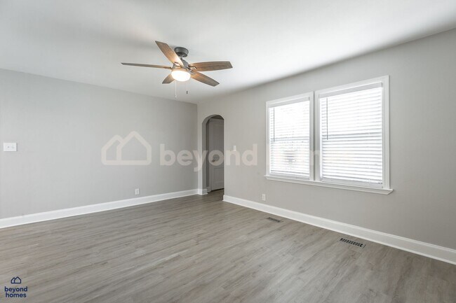 Building Photo - Beautiful and Newly Renovated 3 bedroom / ...