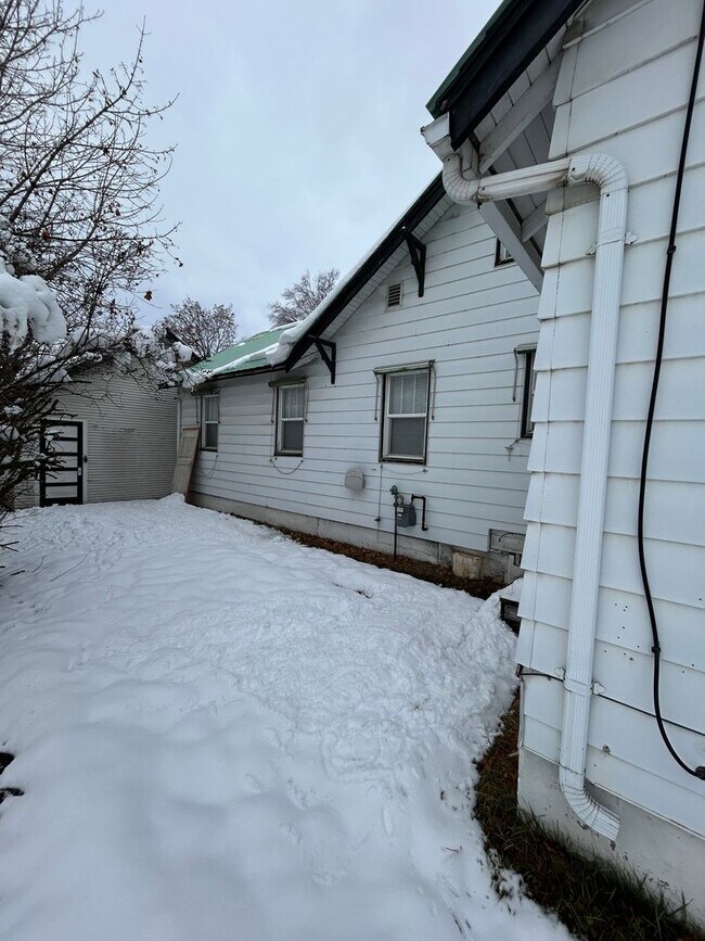 Building Photo - 376 W Washington St