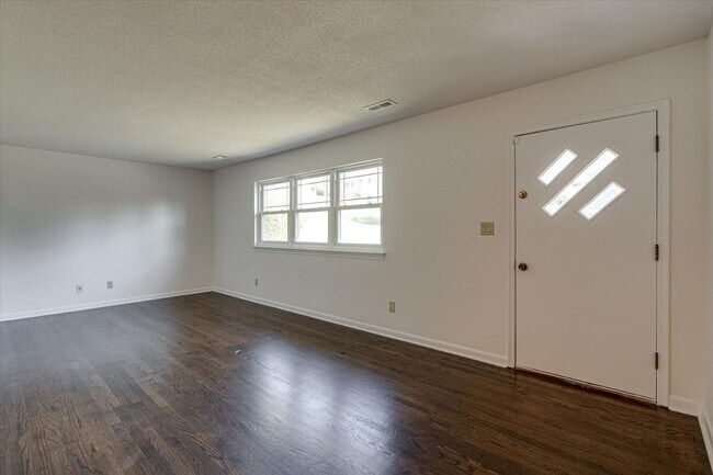 Foto del edificio - Four Bedroom Two Bathroom House