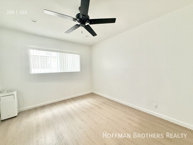 Foto del edificio - 7245 Bakman Ave