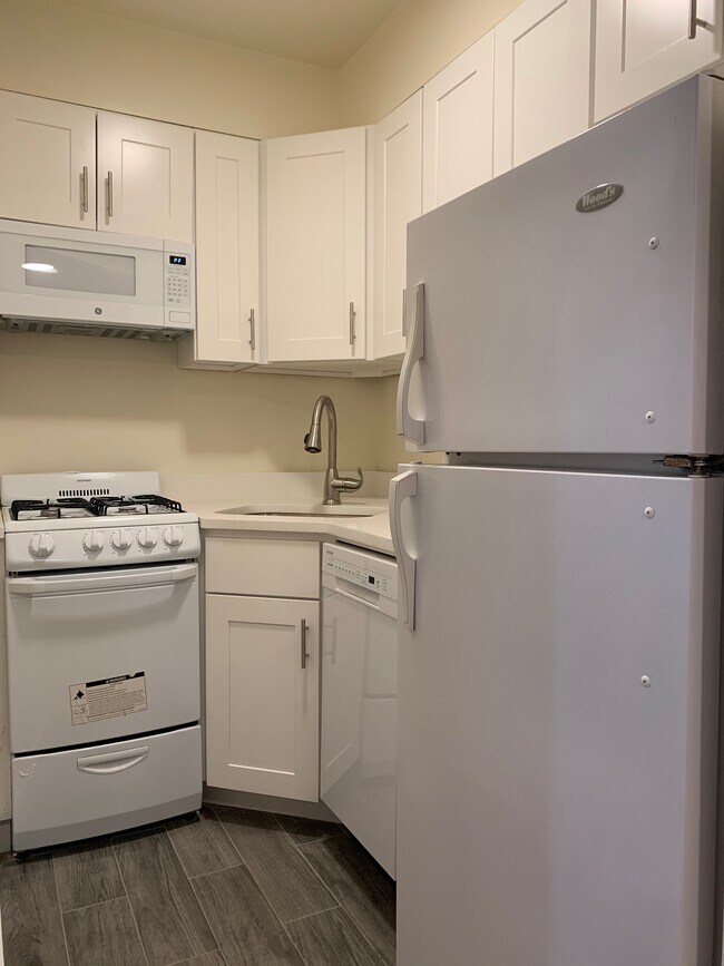 Building Photo - 39 W 74th St