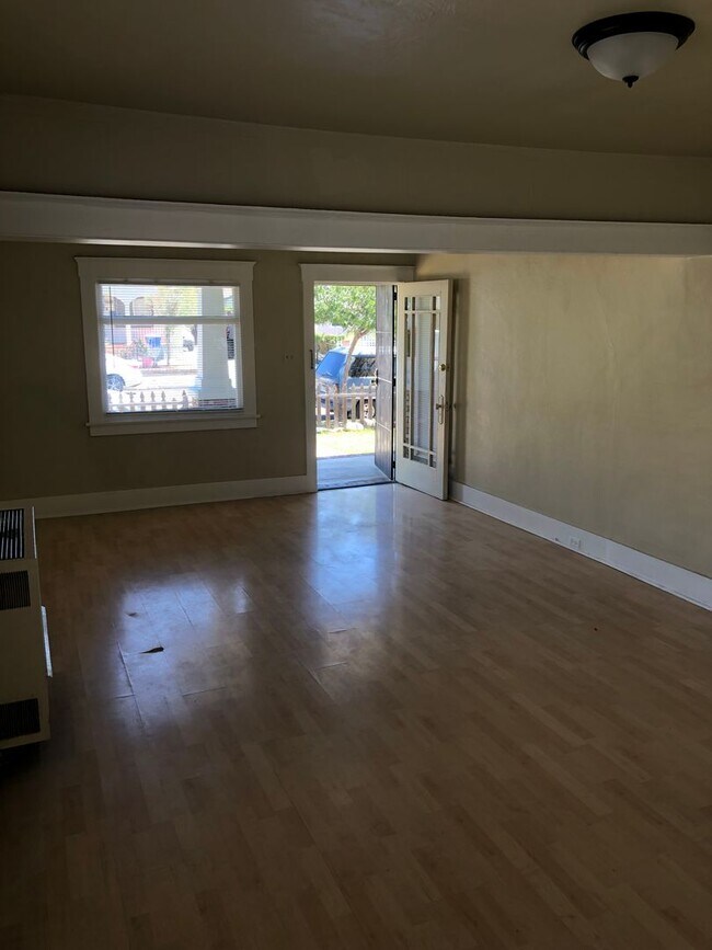Foto del edificio - 1381-1385 Raymond Ave