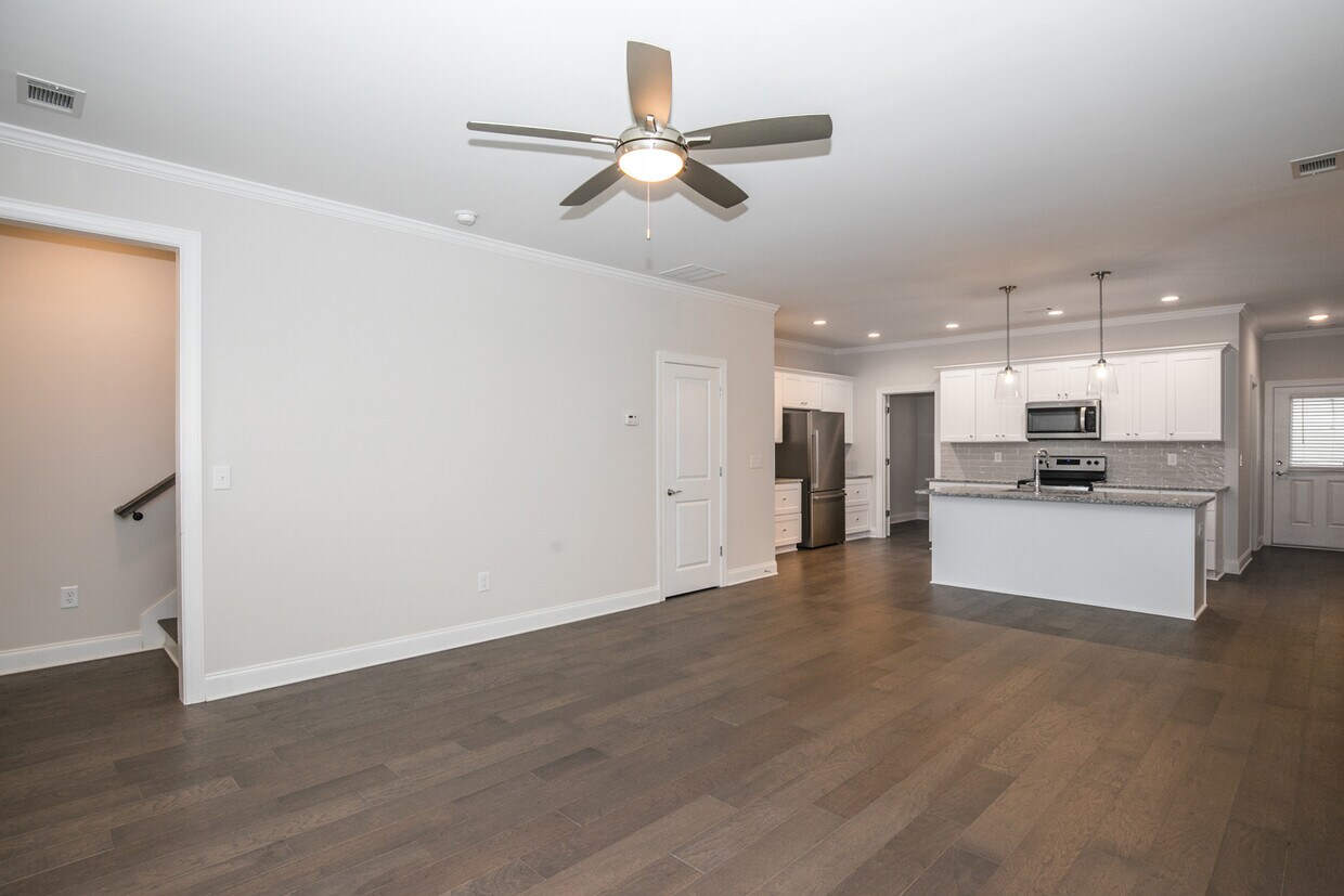 Primary Photo - 110 Indigo Cir