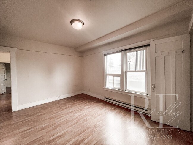 Building Photo - Very Large 3 Story Home Next to Community ...