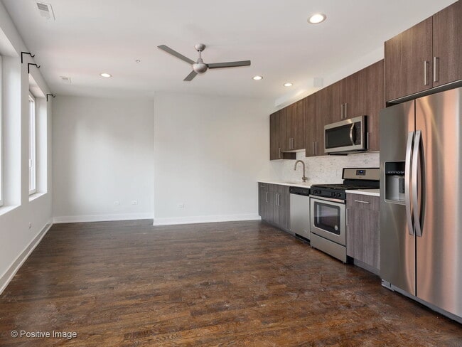 Building Photo - 4428 N Sheridan Rd