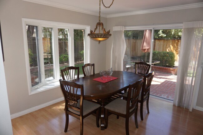 Foto del edificio - Stunning 4 Bedroom 2.5 Bath Home with Offi...