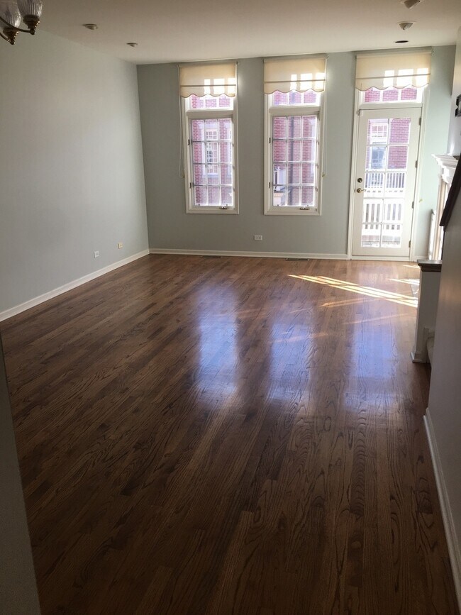 Building Photo - 1410 W Wrightwood Ave