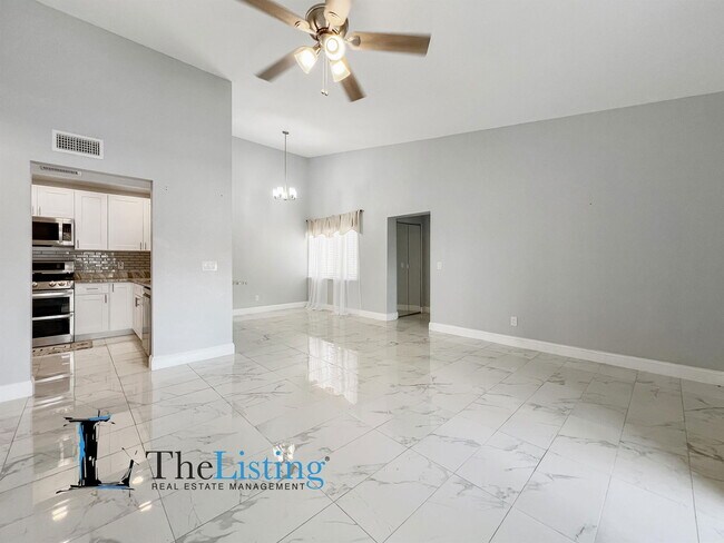 Foto del edificio - 2482 Lakeway Branch Dr