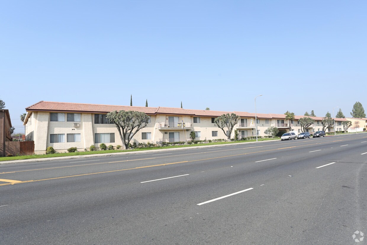 Primary Photo - Valle Plaza