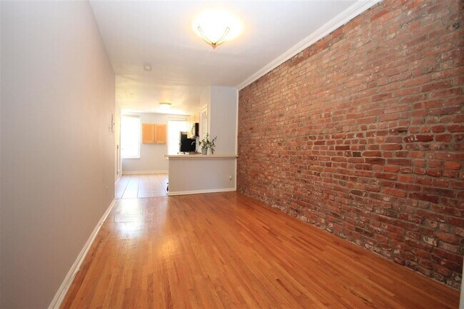 Building Photo - 108 Willow Ave