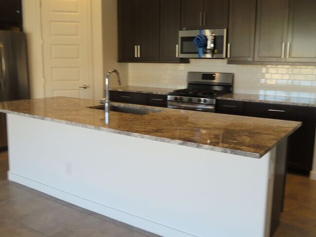 Foto del edificio - 4 Bedroom Plus Den and 3-car Garage in Mystic