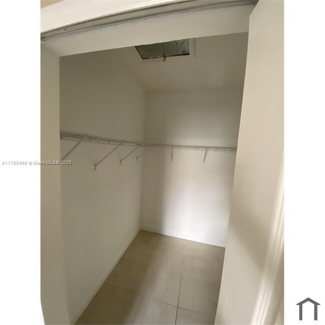 Building Photo - 1656 SE 29th Ct