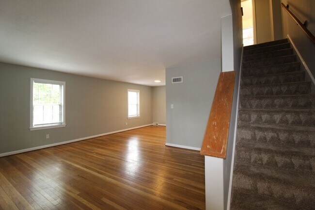 Foto del edificio - May FREE On This 2 Bedroom 1 Bath Duplex In The Waldo Area