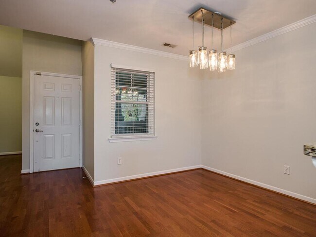 Foto del edificio - Nestled in the heart of Dilworth surrounded by rocking chair front porch homes and tree lined str...