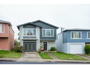 Building Photo - 1315 Skyline Dr