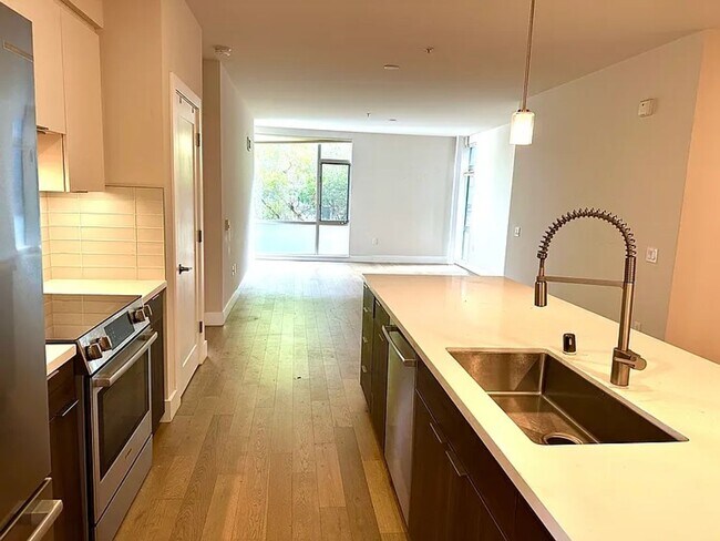 Building Photo - Large Contemporary 2br 2bath Downtown Oakl...