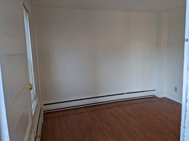 Front Room II - 612 E Morton St
