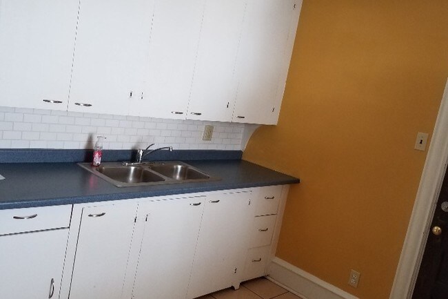Kitchen - 1706 E Gibson St