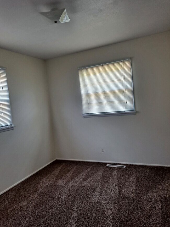 Foto del edificio - ALL PROSPECTIVE TENANTS MUST SUBMIT A $58 ...