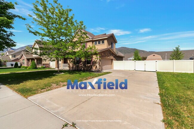 Foto del edificio - Springville 3BD 2.5 BA 2 GAR - Storage Shed and Fenced Yard