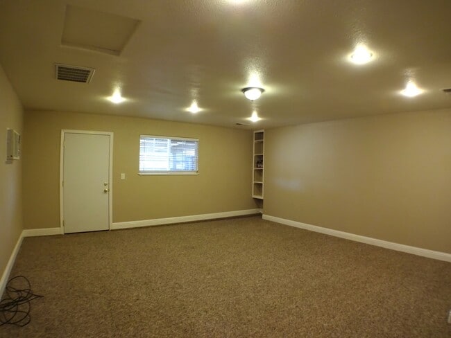 Building Photo - 1011 Lupin Ave