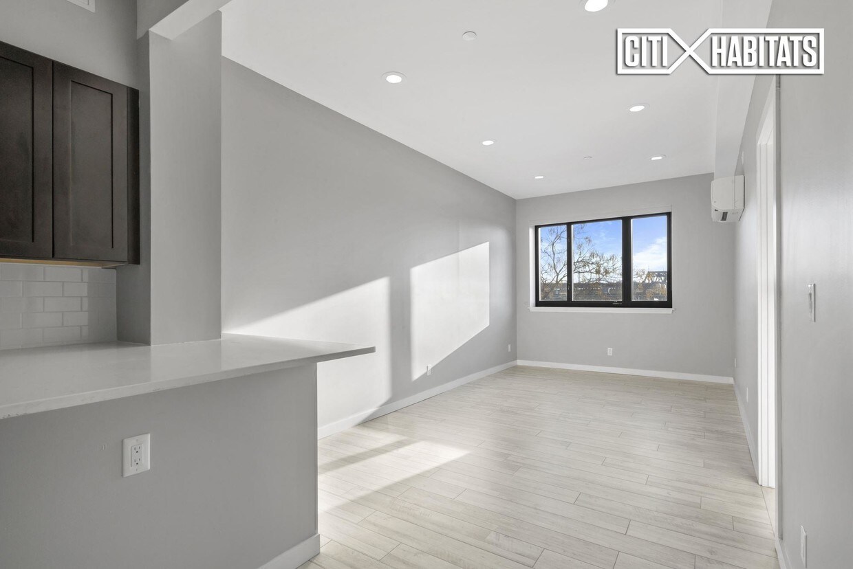 Foto principal - 749 E 133rd St