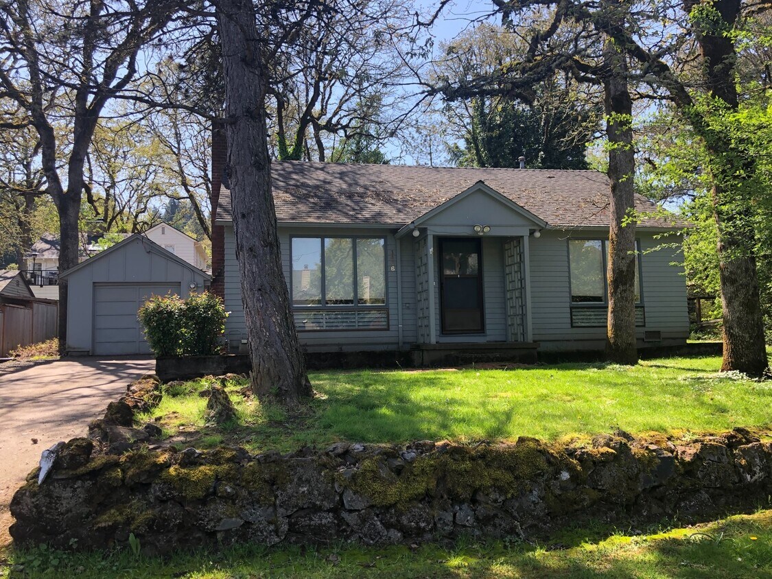 Primary Photo - Updated cozy 2 Bed w/ Yard and One car garage