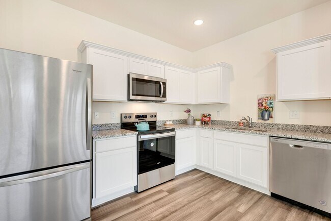 Foto del edificio - Brand-new, end-unit townhome!