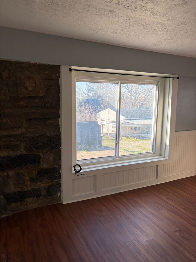 Building Photo - Quaint 1 Bedroom