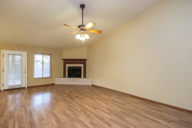 Foto del edificio - 8915 N Veridian Dr