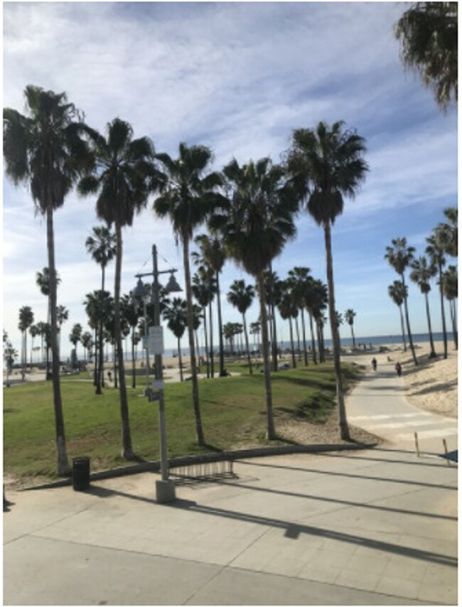 Building Photo - 1313 Ocean Front Walk