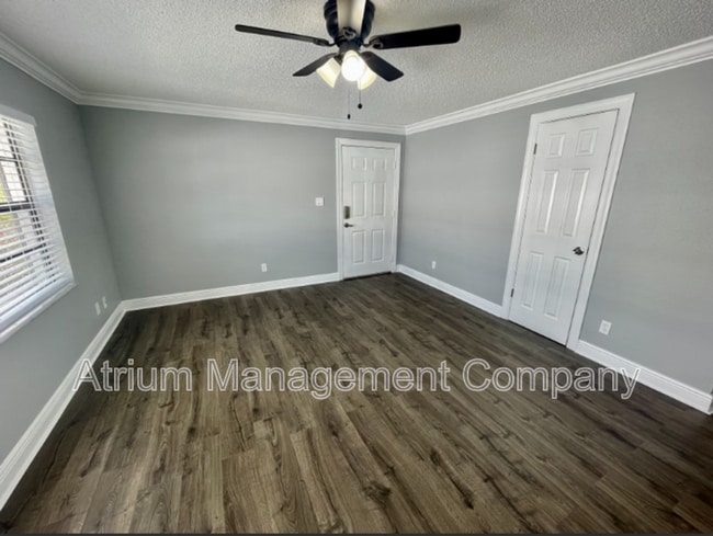 Building Photo - 910 Alicia Ave