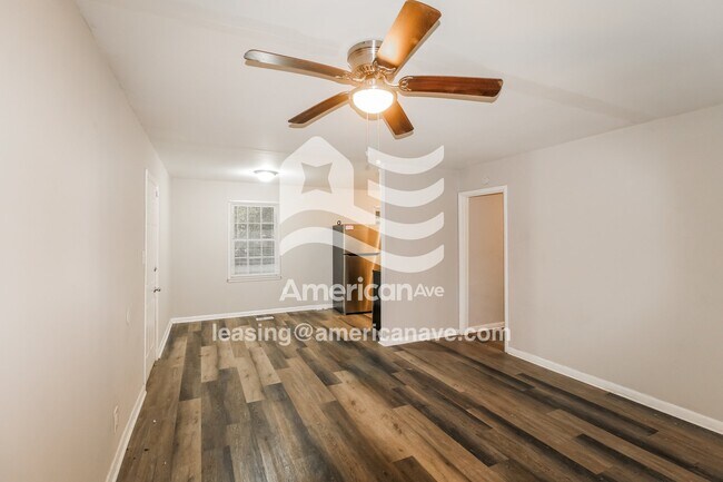 Foto del edificio - 2570 Greenleaf Dr