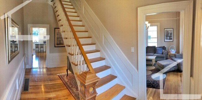 Building Photo - Huge 4+ bed unit with 2000+sf of space, pr...