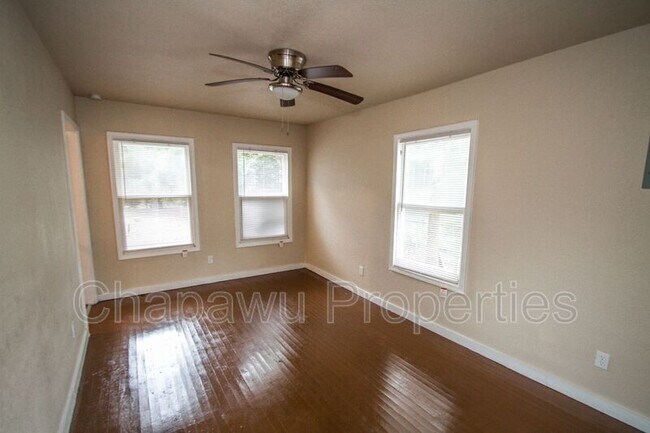 Photo - 930 Poinsettia St House