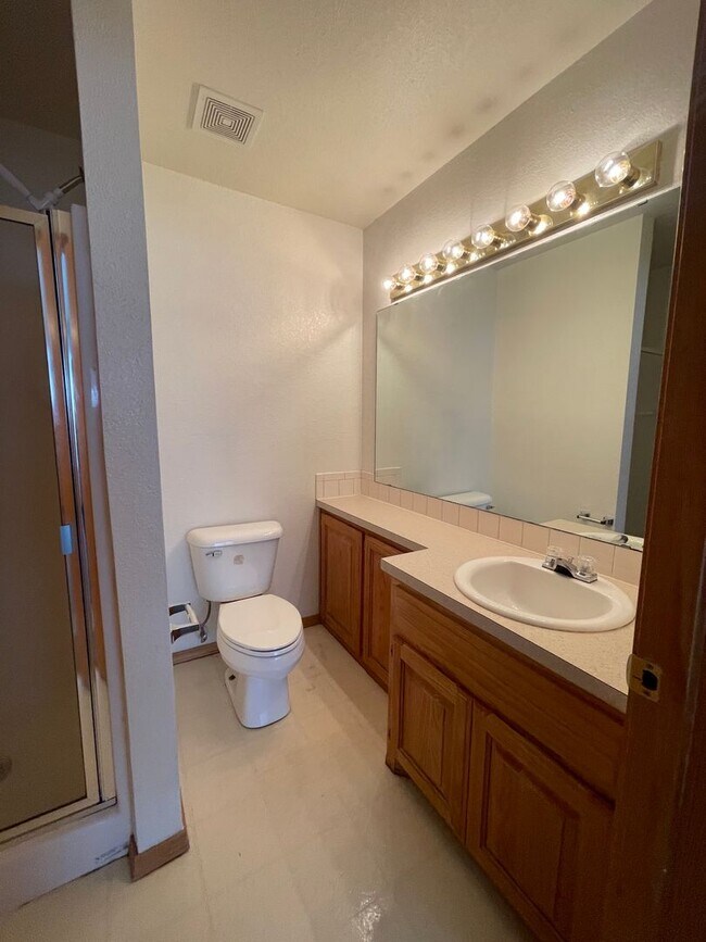 Foto del edificio - Clean & Comfortable 2 Bedroom Home in McAlester