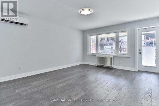 Building Photo - 880 College St