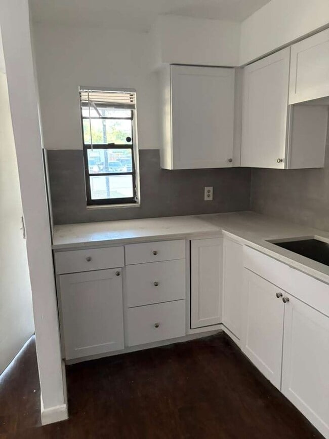 Building Photo - 2.2 Tampa Available NOW !! Ask about our Specials