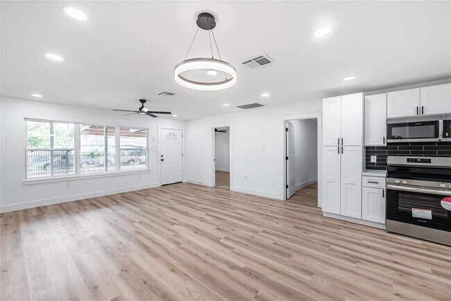 Foto del edificio - 8658 Sonneville Dr