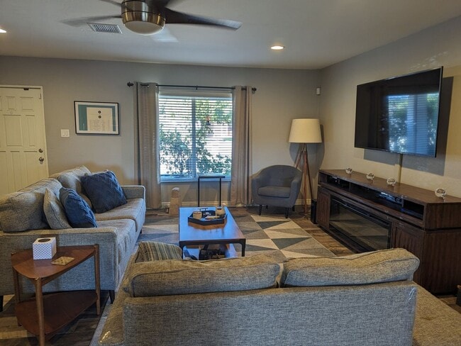 Building Photo - 4 Bedroom Single Family Home in Phoenix