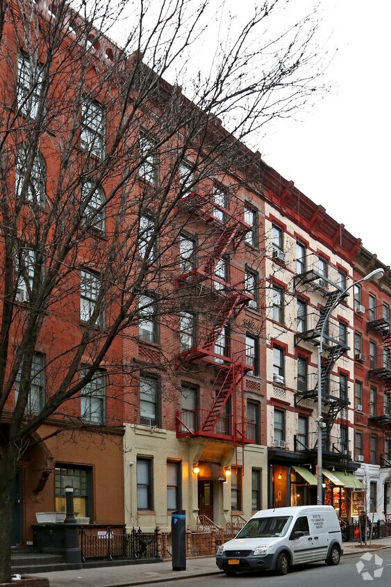 Foto del edificio - 355 W 47th St