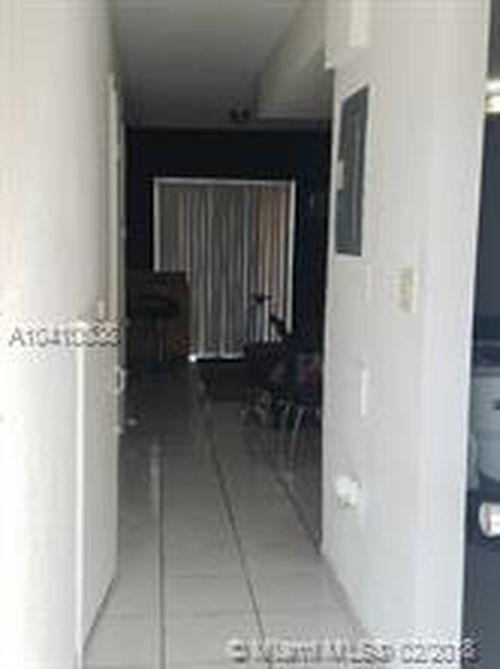 Foto del edificio - 8031 NW 8th St