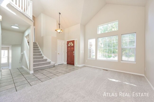 Building Photo - Beautiful 4 bed 3 bath entertainer's delig...