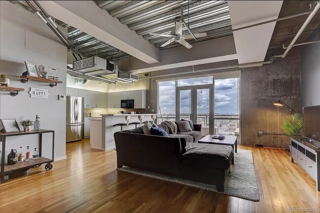 Foto del edificio - Beautiful and Spacious Loft-Style Condo 1 Bed/1.5 Bath Near Ballpark
