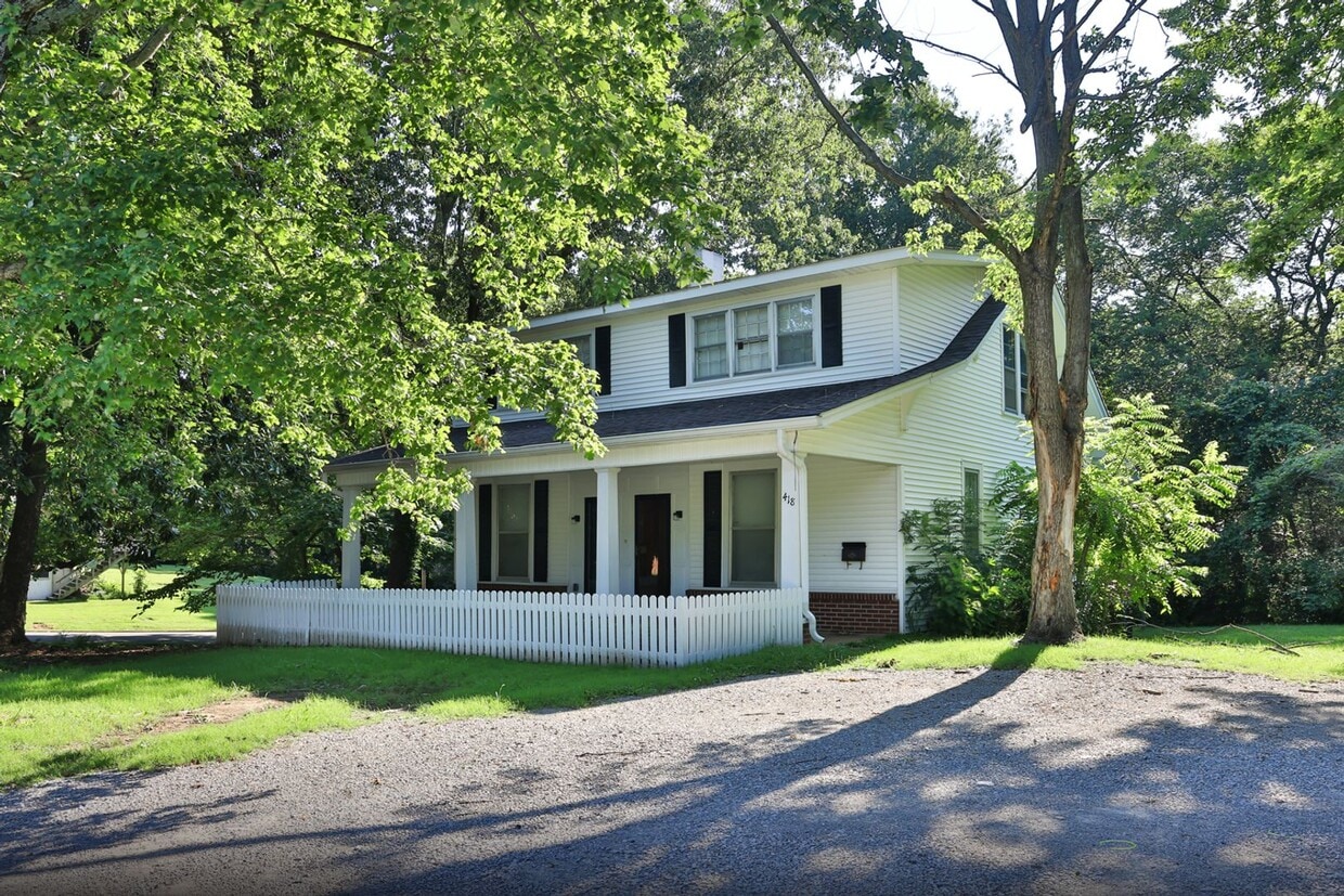 Primary Photo - Desirable Home- Steps Away from Central Ma...