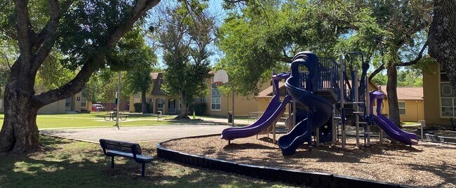 Foto del edificio - 614 Bavarian Dr