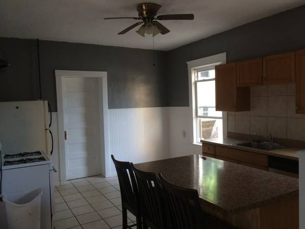 Cocina amplia y luminosa con amplio espacio de almacenamiento. - 2022 Murray Hill Rd