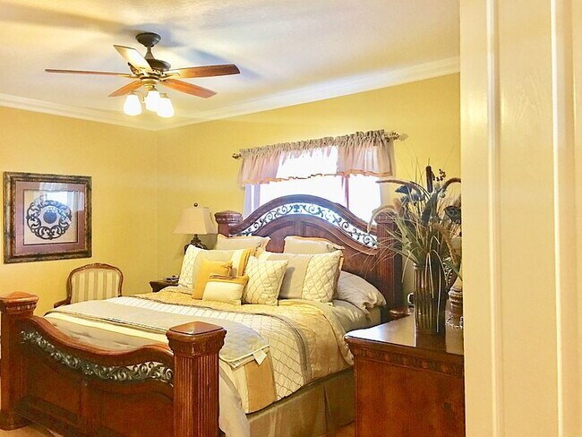 Foto del edificio - "Spacious 4-Bed Oasis with Granite Elegance & Pool in Miami Lakes"